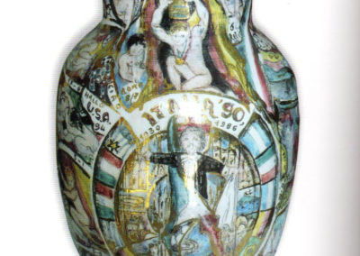 I mondiali di calcio 1990, vaso in ceramica, II fuoco pittura con terre colorate e vetrificazioni, III fuoco sfumature e profili in oro e platino, h. 35 cm