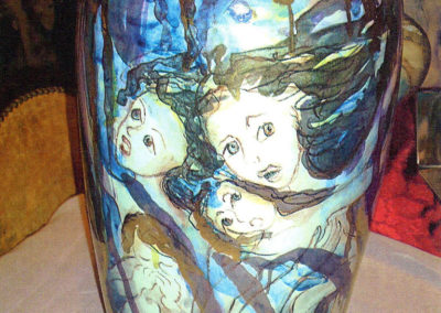 La guerra e la fame nel mondo, vaso in ceramica, II fuoco pittura con terre colorate e vetrificazione, III fuoco sfumature e profili in oro e platino, h cm. 42