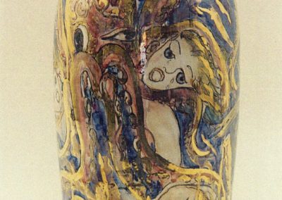 La piovra, anno 1993, vaso in ceramica, II fuoco pittura con terre colorate e vetrificazione, III fuoco sfumature e profili in oro e platino, h cm. 40